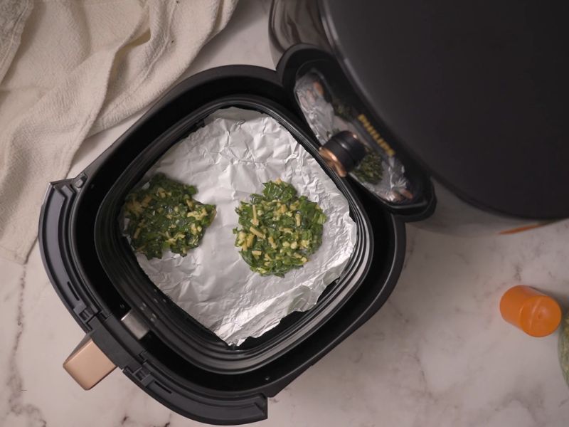 osoba sprema hranu u air fryer-u