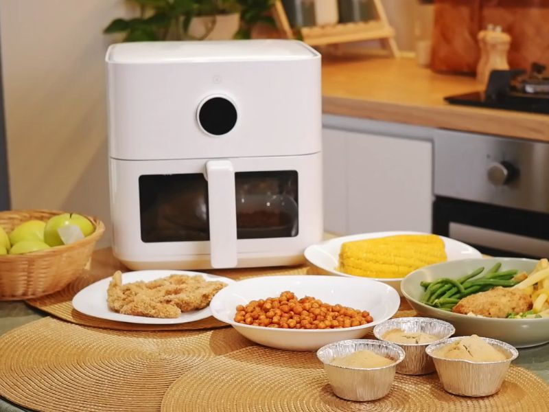 Air fryer u kuhinji sa namirnicama