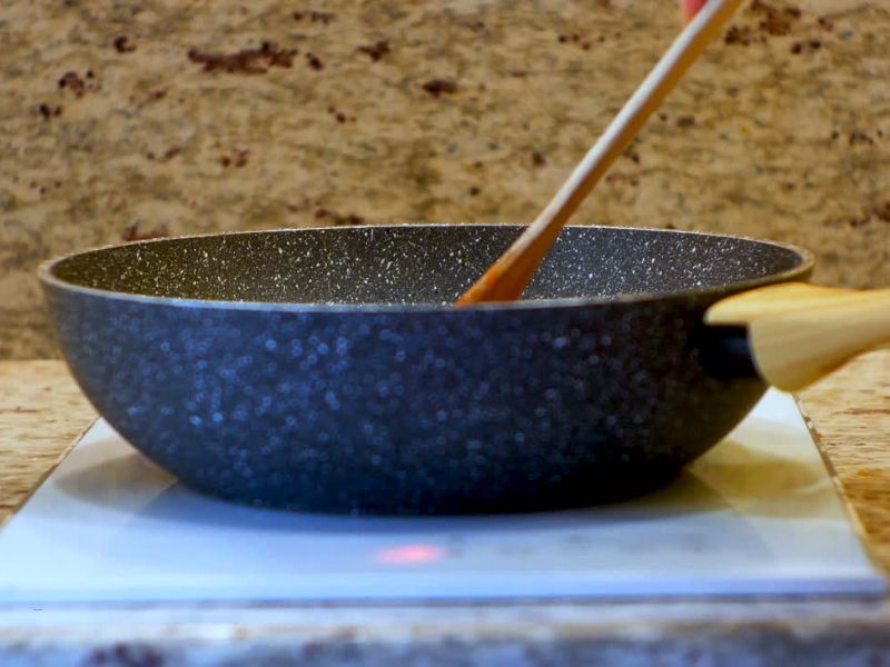 prikaz tiganja na indukcionoj ploči