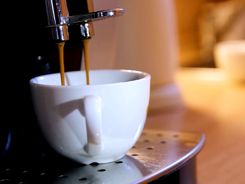 prikaz šoljice sa aparatom za kafu