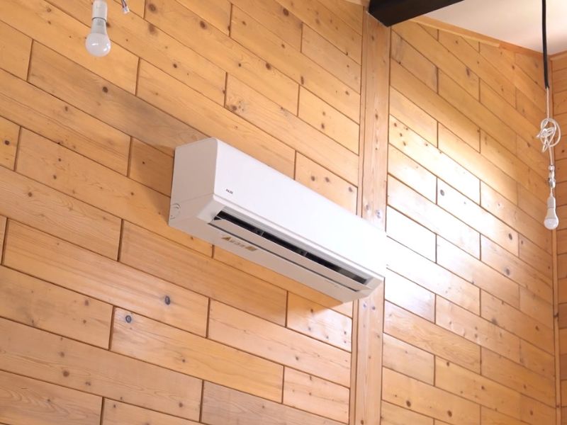 klima uređaj na zidu